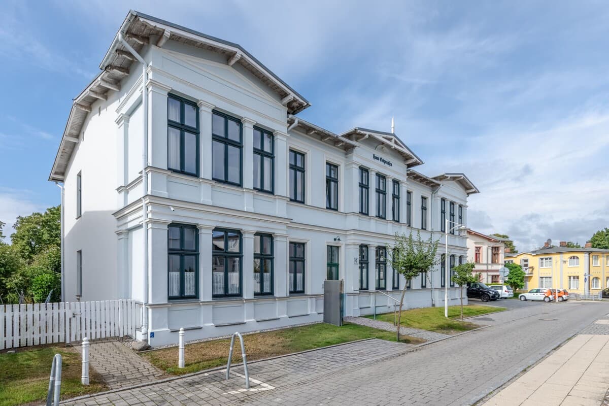 Kleine Küstenkoje mit Terrasse.