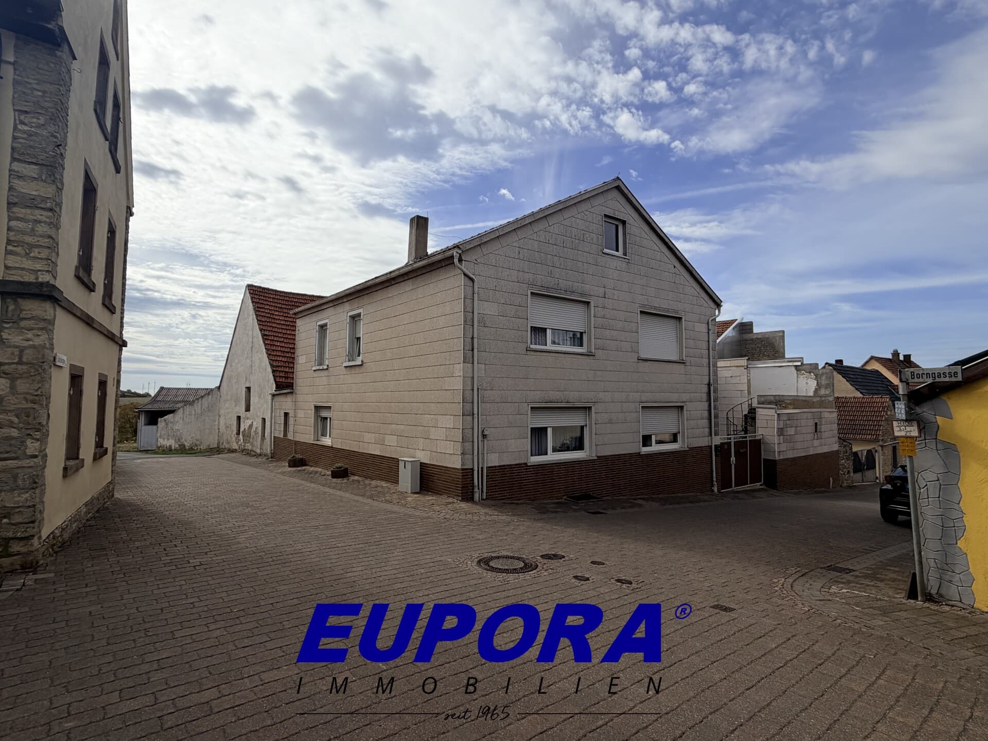 EUPORA® Immobilien: Ehemaliger Bauernhof mit großen Nebegebäuden in Stetten.