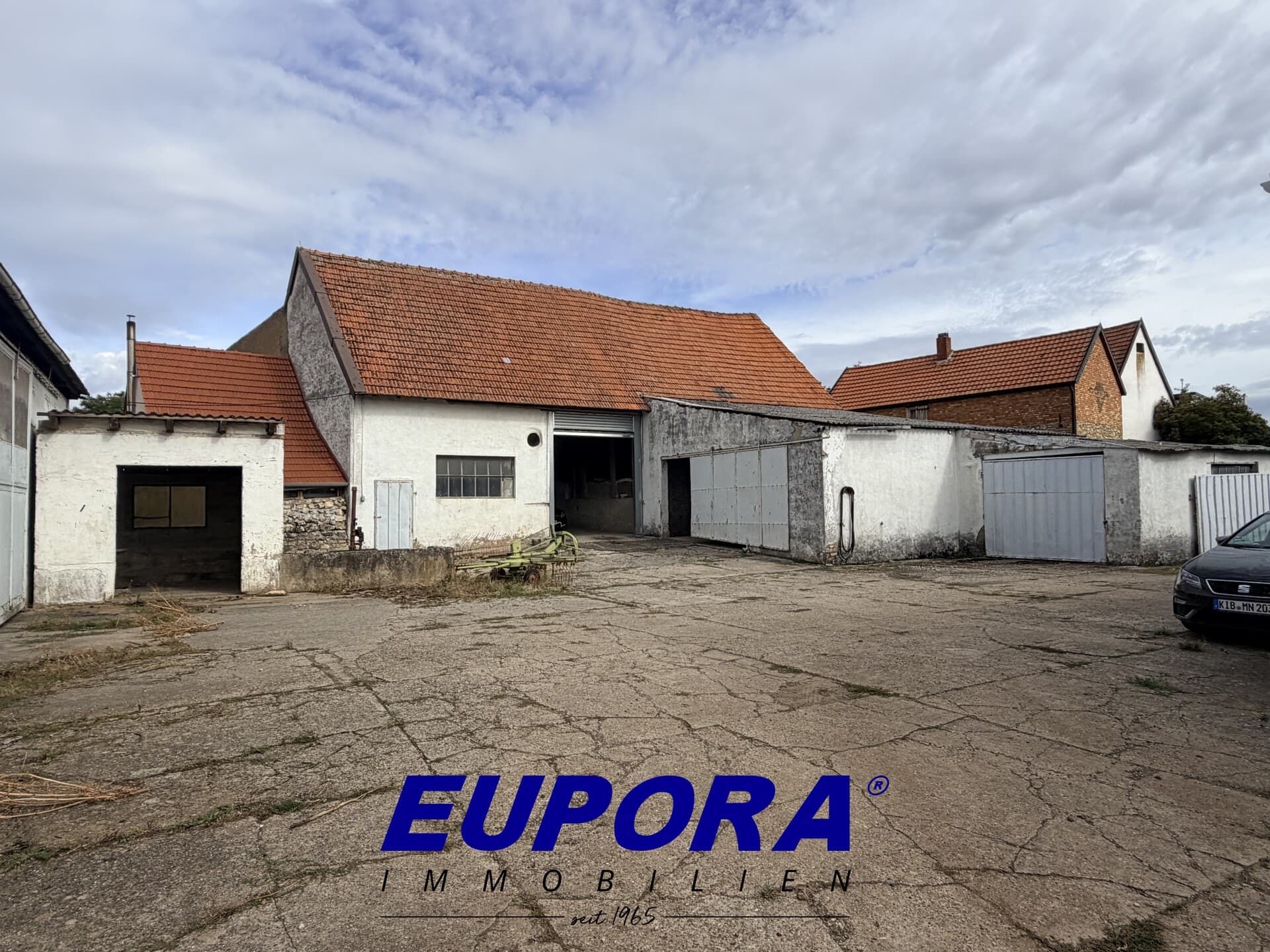 EUPORA® Immobilien: Ehemaliger Bauernhof mit großen Nebegebäuden in Stetten.
