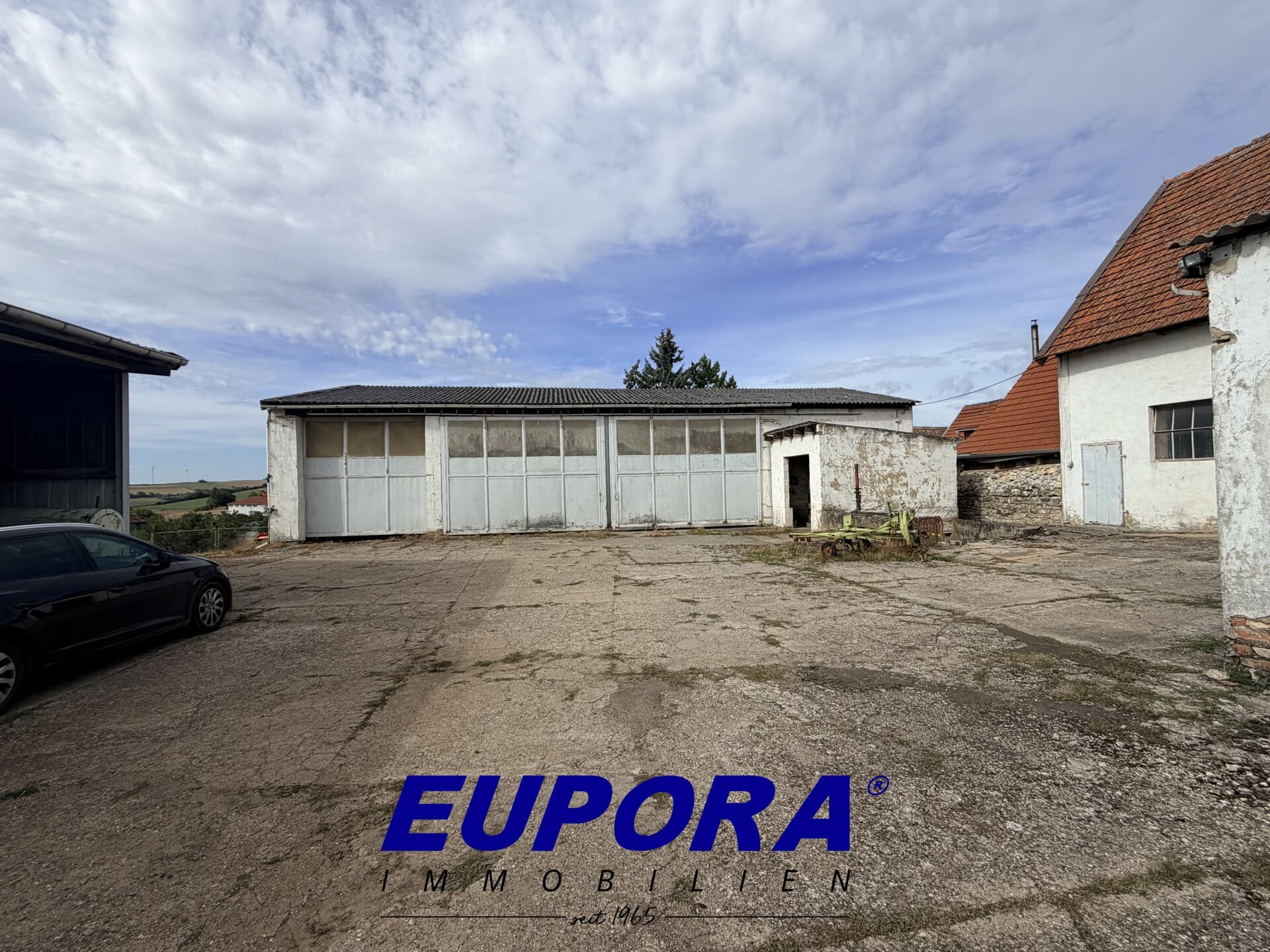 EUPORA® Immobilien: Ehemaliger Bauernhof mit großen Nebegebäuden in Stetten.