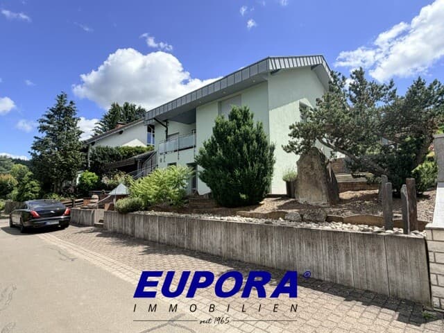 EUPORA® Immobilien: Großzügies Wohnhaus mit Garagen und Garten in Oberwiesen.
