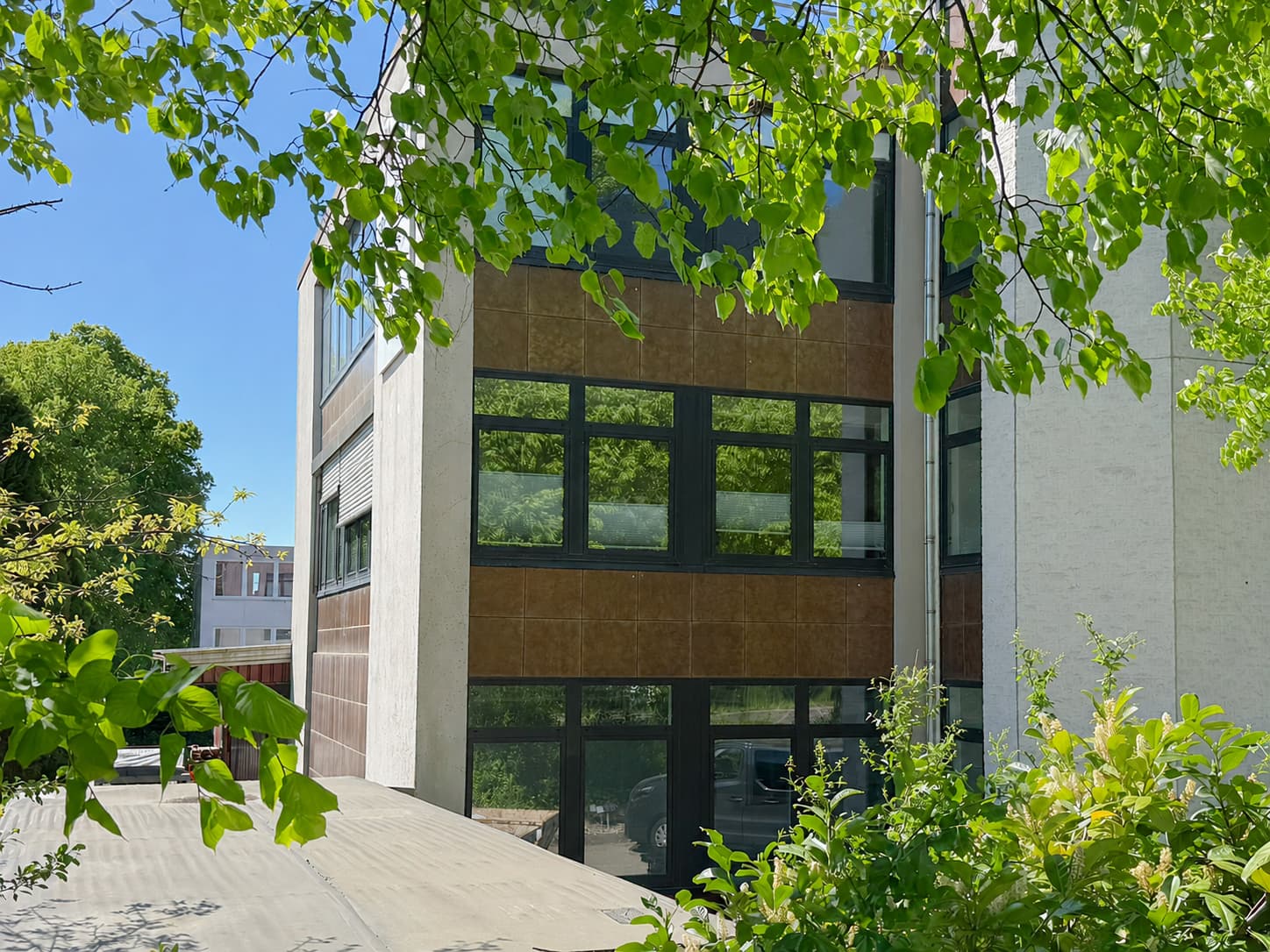 Büro- und Hallenkomplex an der B7