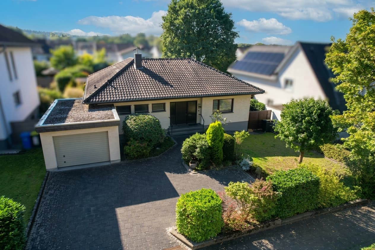 Bonn-Holzlar (Heidenbergen): Charmanter Bungalow für Familie - mit Garage und Werkstatt
