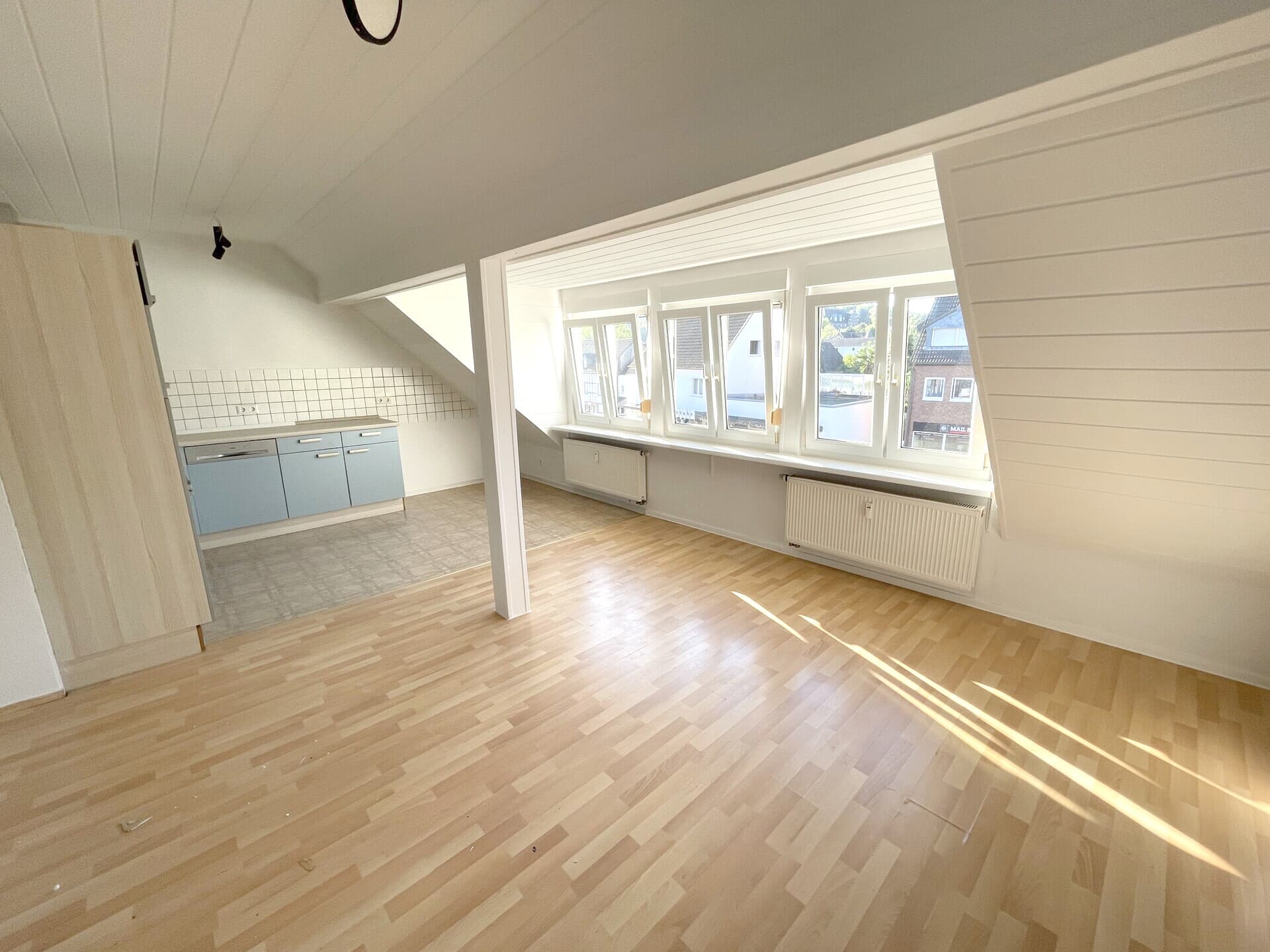 Hennef-Geistingen: Freundliche Dachgeschosswohnung - Einzug sofort!