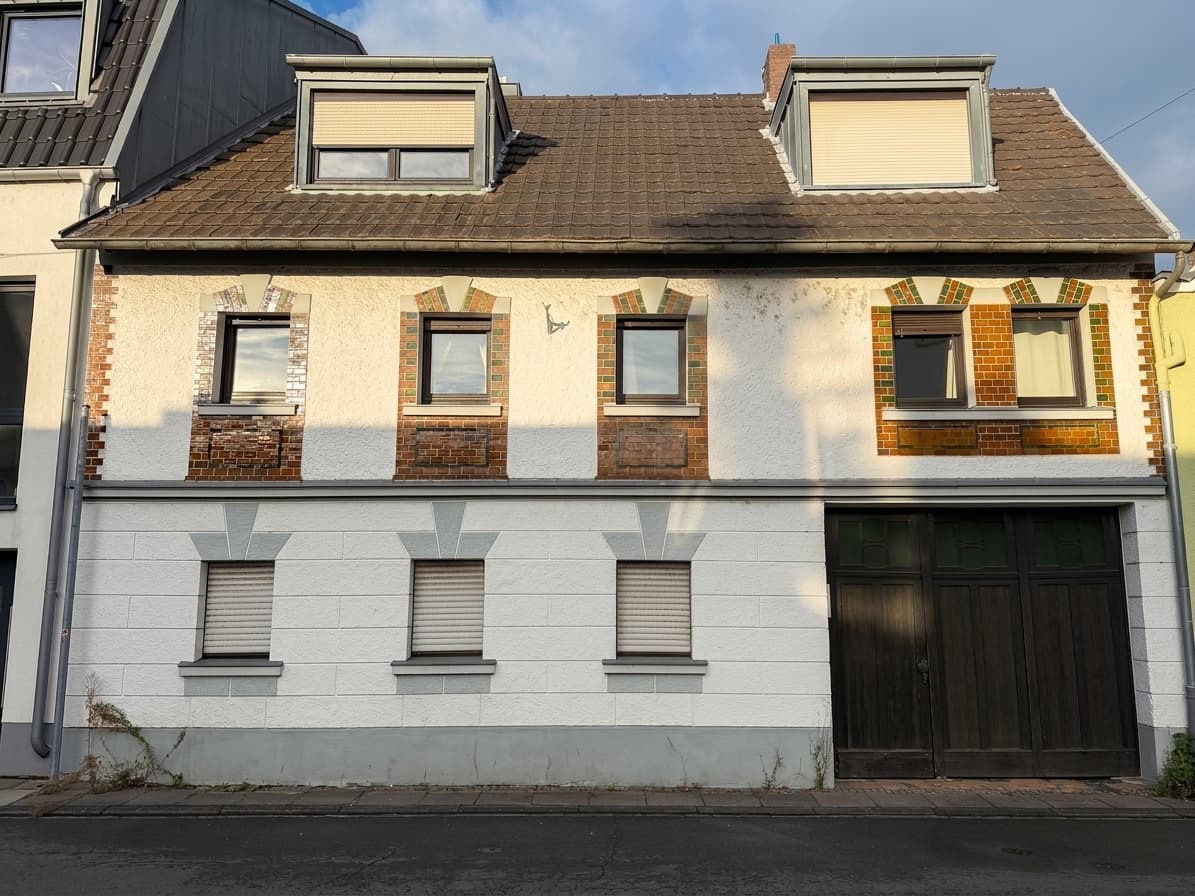 BONN-GRAURHEINDORF| ATTRAKTIVES MEHRFAMILIENHAUS MIT CA. 290 M² WFL., GARTEN, WINTERGARTEN & CARPORT