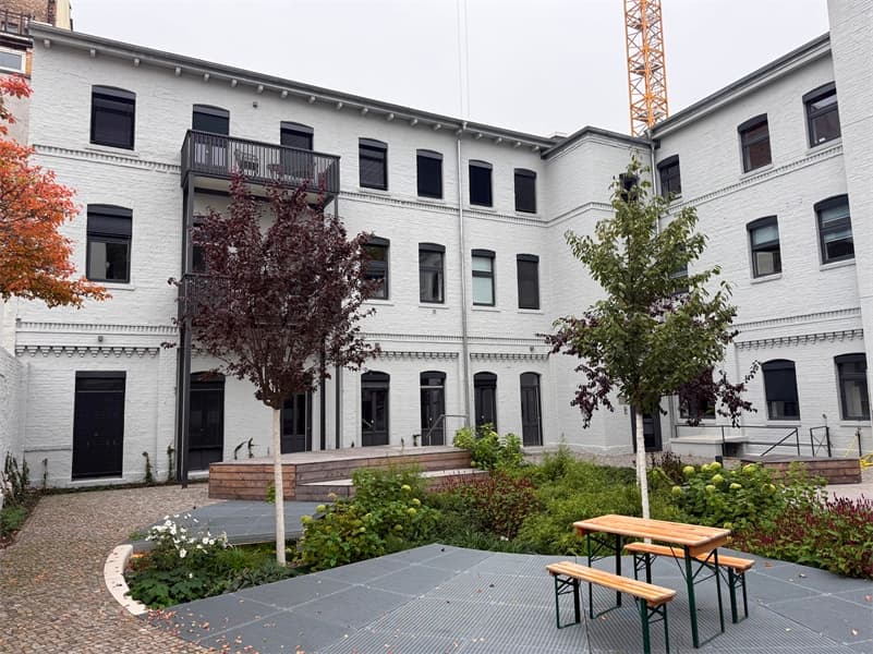 Kleines Büro mit großer Terrasse am Biotop