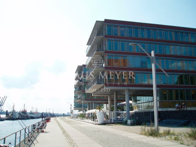 weiter Blick vom Balkon auf Hafen Elbe, repräsentative Büros provisionsfrei
