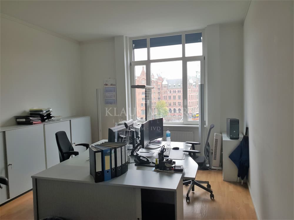 KLAUS MEYER IMMOBILIEN PROVISIONSFREI: historisches Büroensemble z.T. Blick auf die Speicherstadt