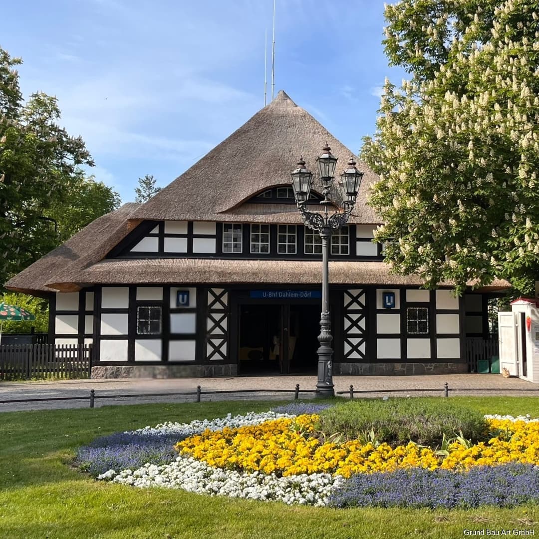 Platz für mehrere Generationen: Großzügige Villenhälfte im schönen Dahlem