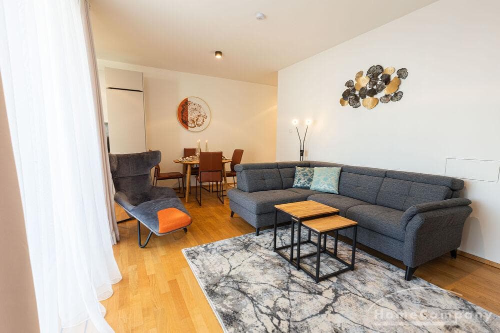 ***Exklusives Wohnen im Erstbezug! Voll möblierte 3-Zimmer-Wohnung mit Balkon