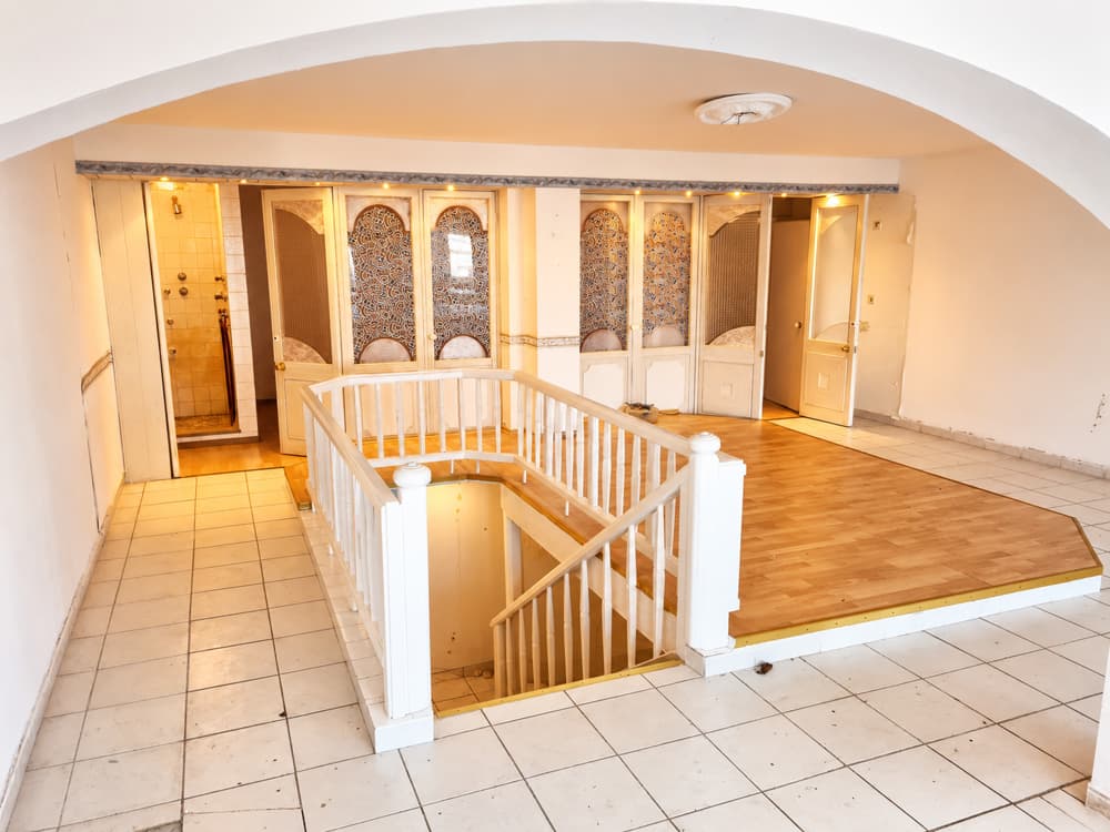 SANIERUNGSBEDÜRFTIGE GARTENGESCHOSSWOHNUNG MIT WINTERGARTEN, GÄSTE WC, BADEWANNE, PKW-STELLPLATZ
