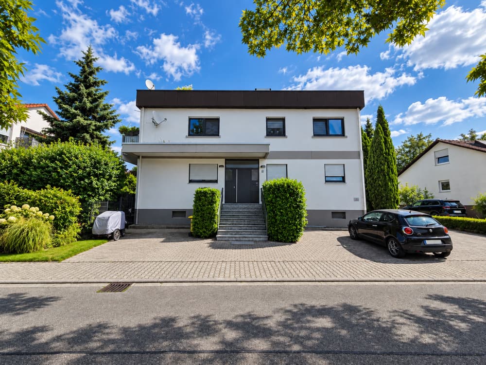 GUT VERMIETETE DACHGESCHOSS MIT TAGESLICHT-BADEZIMMER (DUSCHE UND WANNE) UND PKW GARAGE...