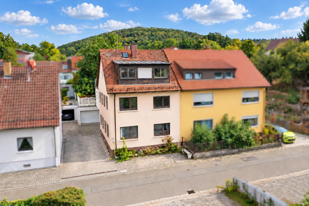 3 FREIE WOHNUNGEN – ca. 255 m² WOHNFLÄCHE, GARTEN,
TERRASSEN UND BÜRO/WERKSTATT/LAGER/HOBBYRAUM...