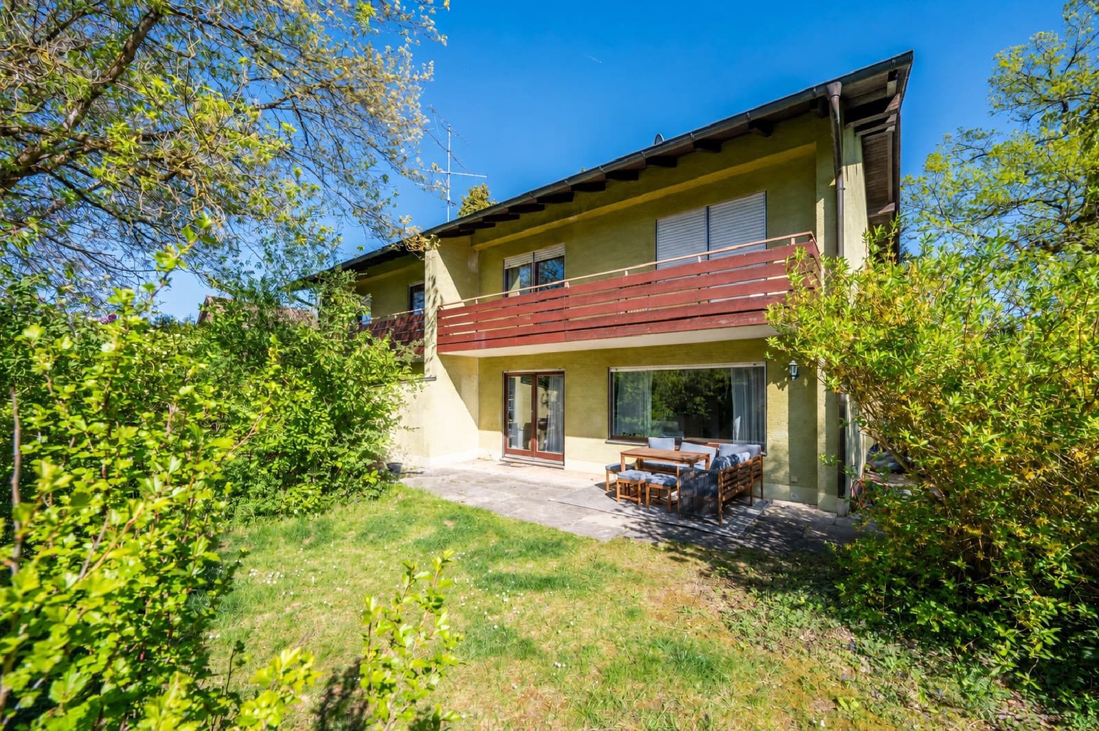 AIGNER - Charmante Doppelhaushälfte mit weitläufigem Garten und Westausrichtung in Waldperlach