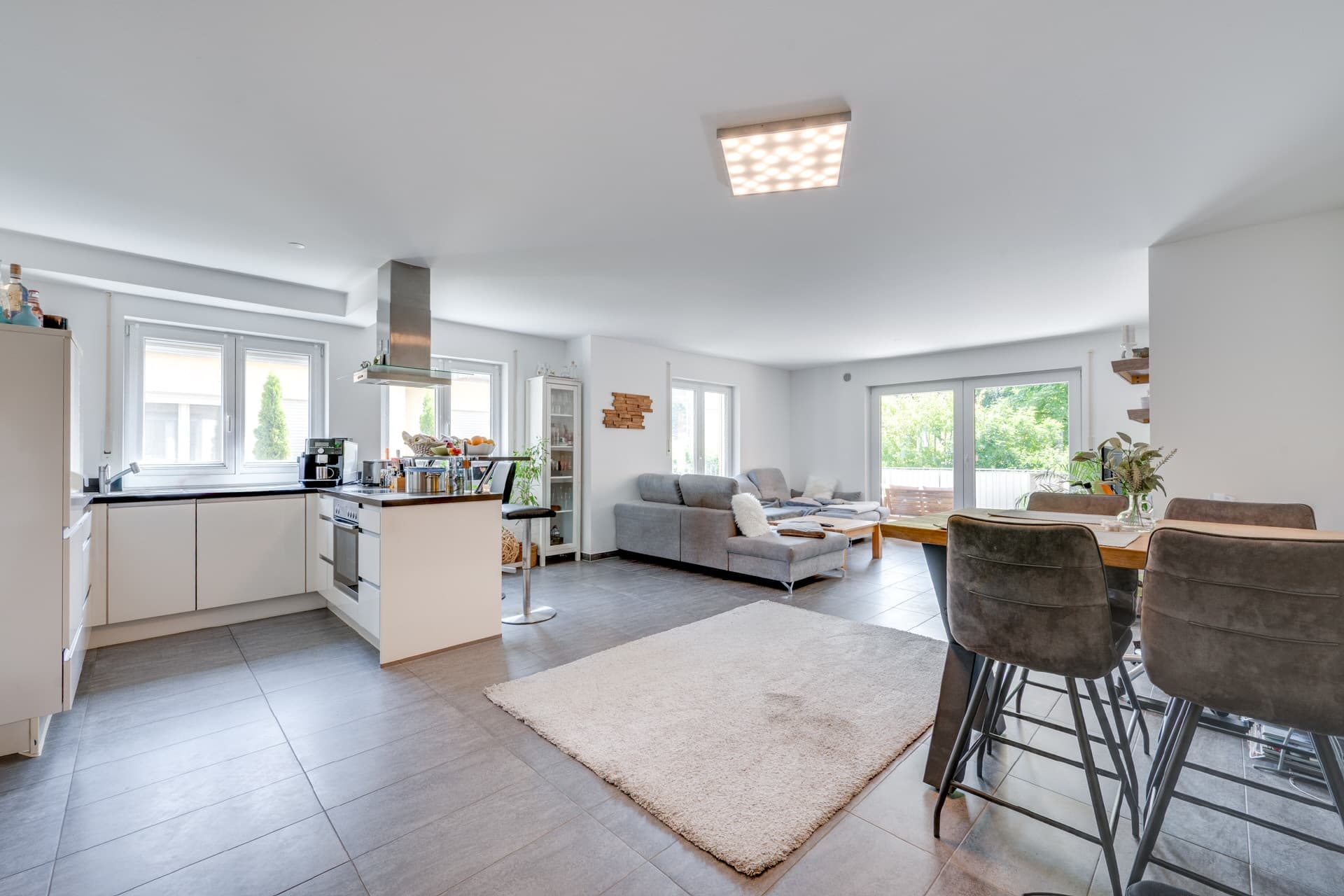 Aigner - Bezungsfrei: Modernes Wohnen mit großzügigem Balkon und offenem Wohnbereich