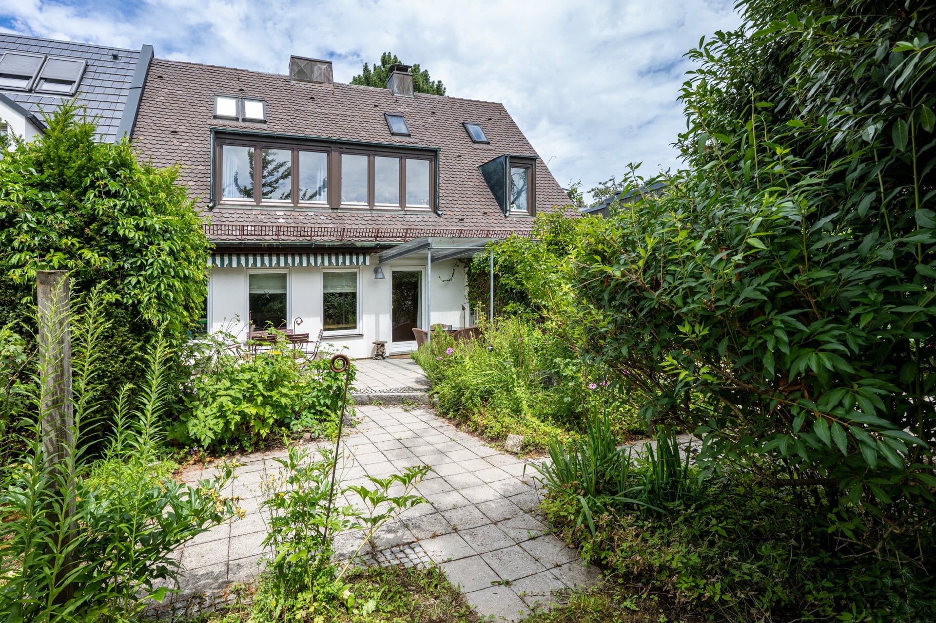 AIGNER - Ruhig, urban, familienfreundlich: Großzügige Doppelhaushälfte in Denning