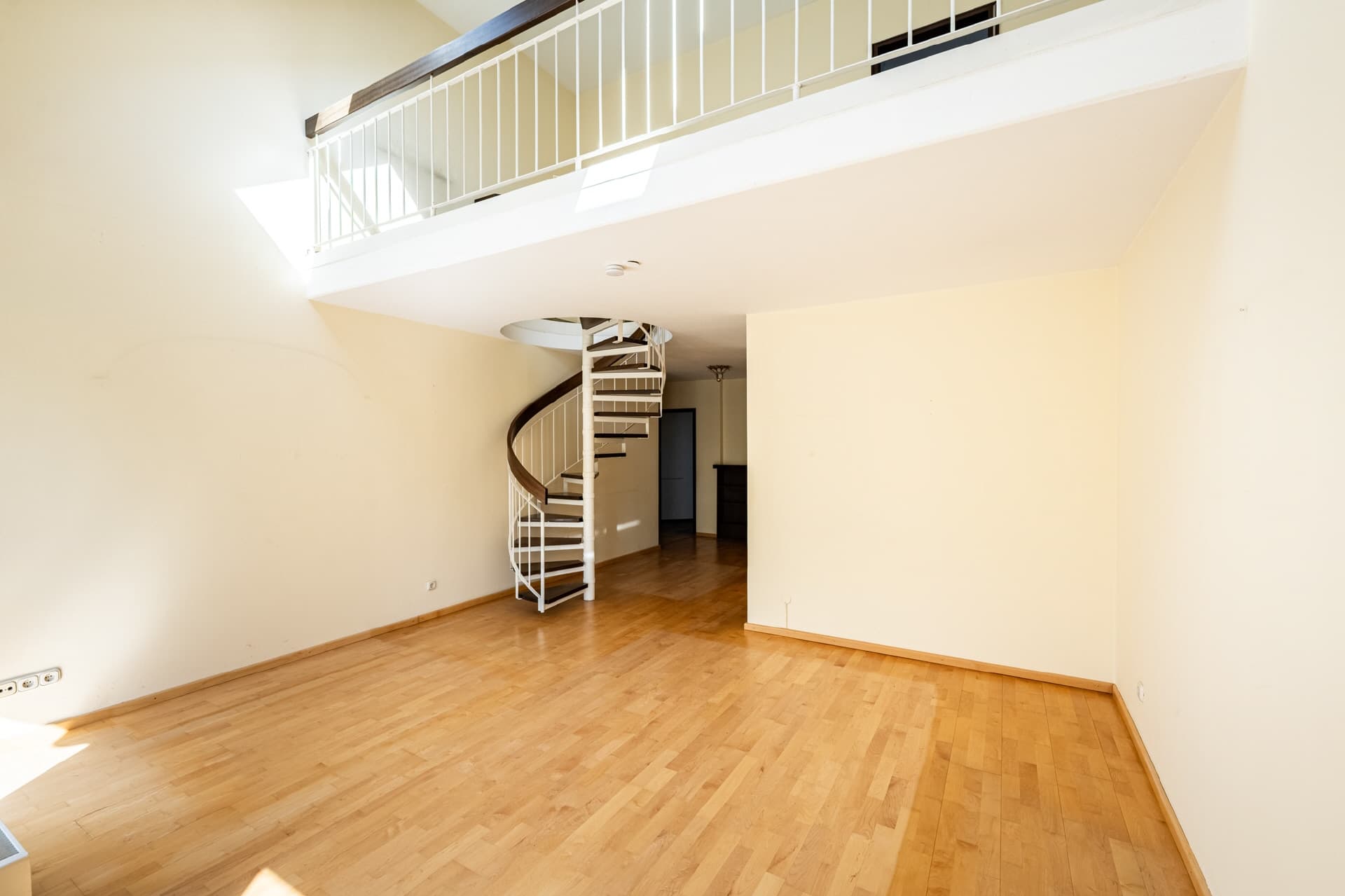 AIGNER - Besondere 3- Zimmer-Maisonette mit Galerie zwei Balkonen und viel Potential