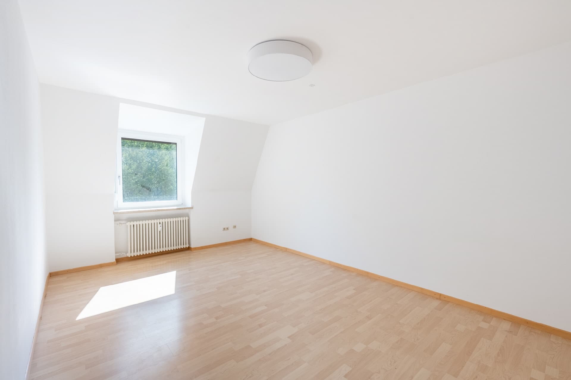 AIGNER - Bezugsfreie 4-Zimmer-Wohnung in ruhiger Lage am Romanplatz