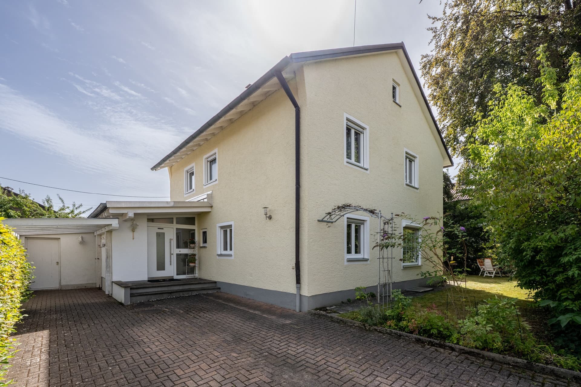 AIGNER - Wohnqualität trifft auf Freiraum: Haus mit großem Garten und Büroanbau