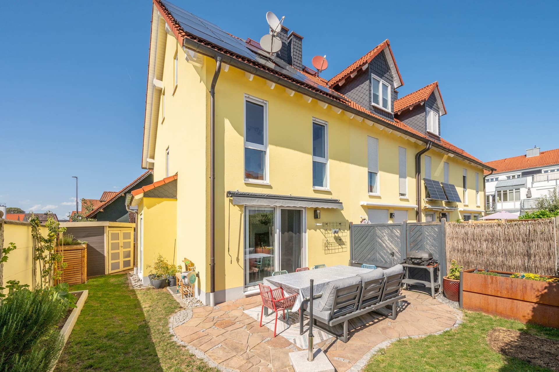AIGNER - Modernes Reiheneckhaus mit Süd-West-Ausrichtung in Gilching
