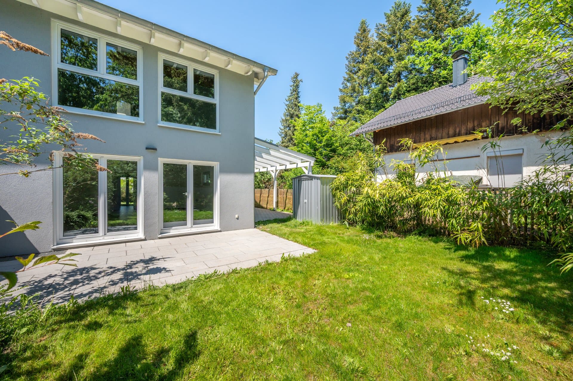 AIGNER - Modernes Wohnen in Waldtrudering: Neuwertige Doppelhaushälfte mit Südterrasse