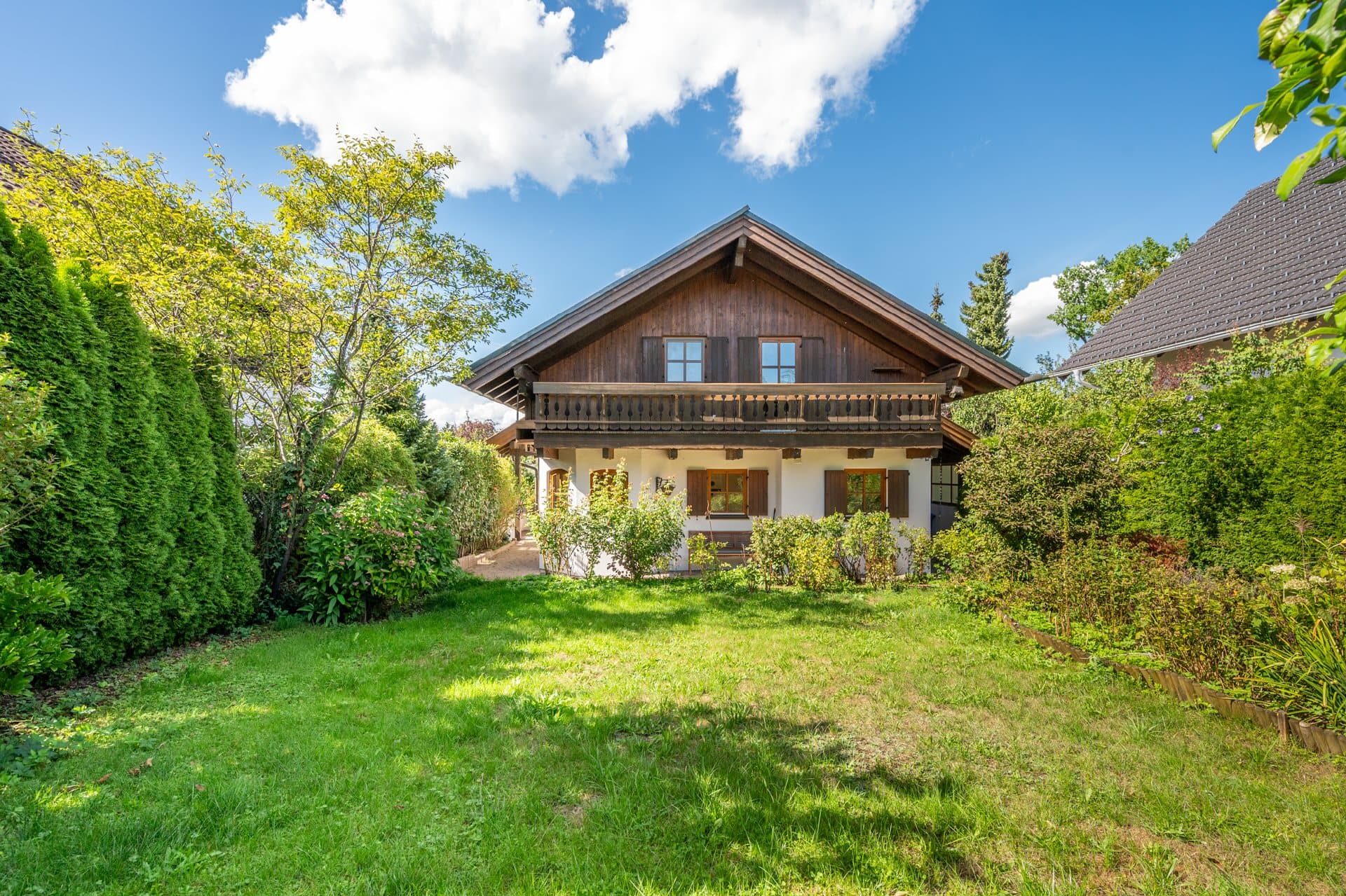 AIGNER - Freistehendes Einfamilienhaus mit schönem Garten in guter Lage von Feldafing