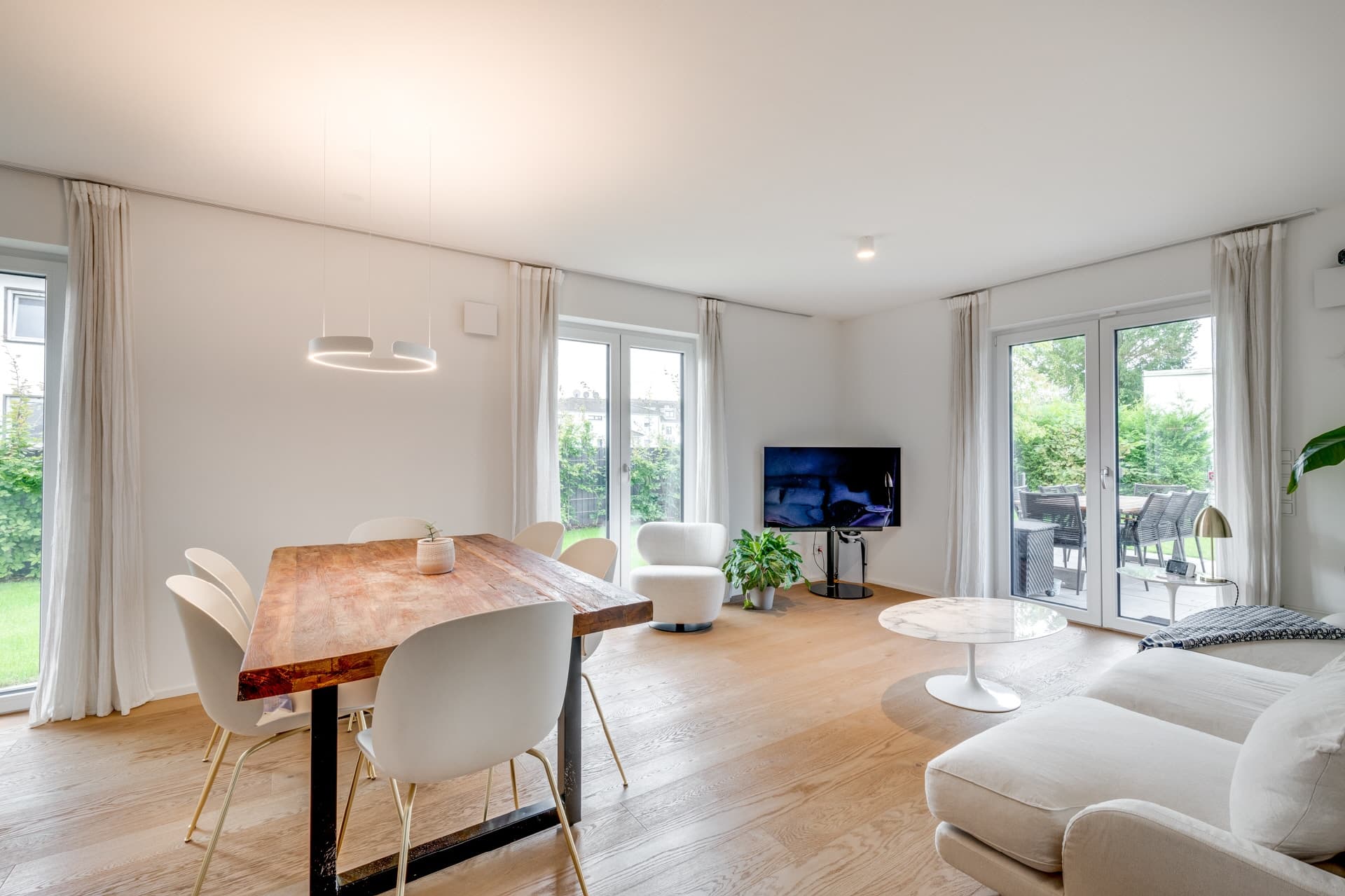 AIGNER - Zuhause mit besonderem Flair: Exklusive 4 Zimmer-Wohnung mit über 220 m² privatem Garten