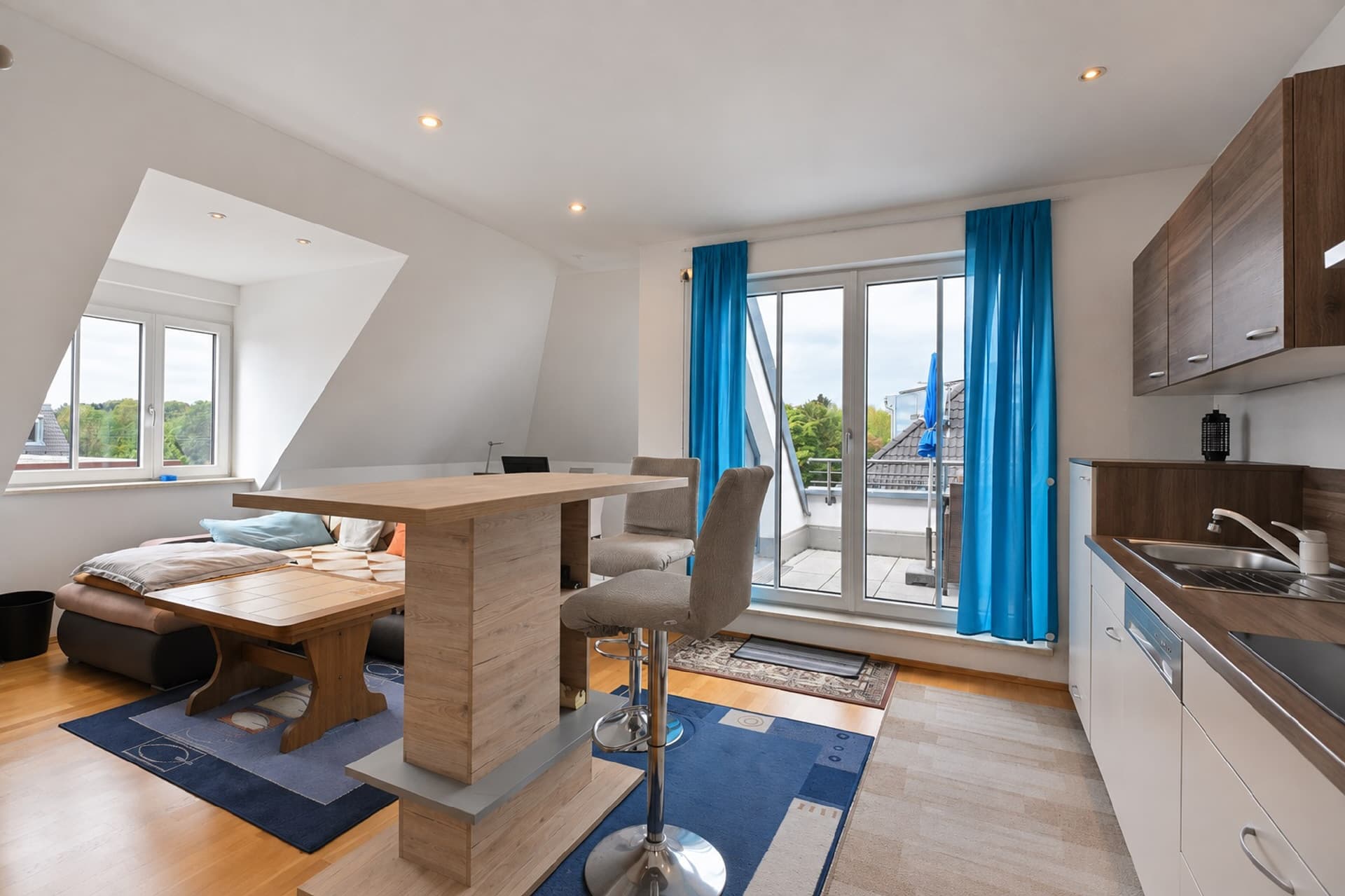 AIGNER - Helle 2-Zimmer-Dachgeschosswohnung mit Dachterrasse nahe dem Lerchenauer See