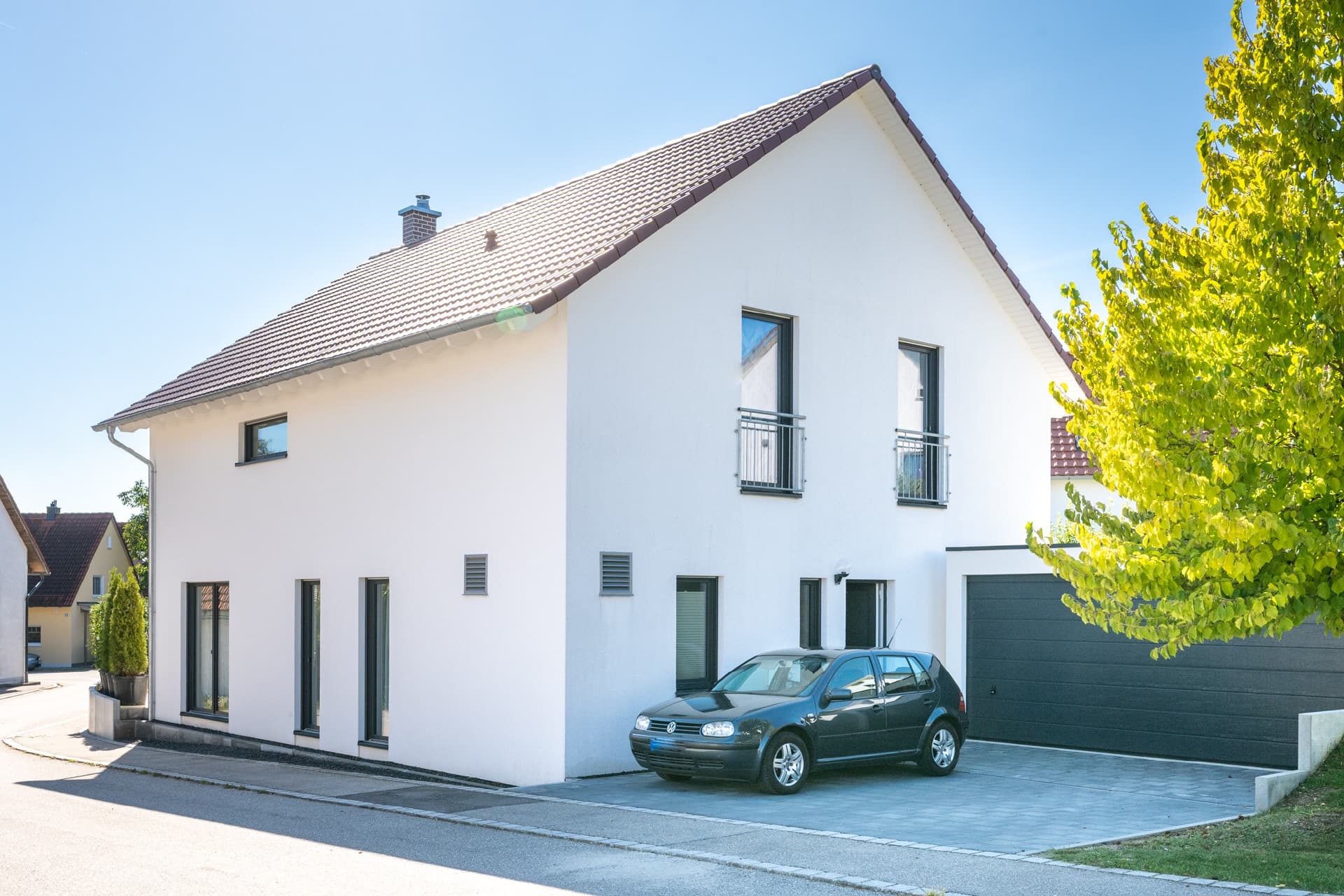 AIGNER - Neuwertiges Einfamilienhaus von 2023 mit ca. 179 m² Wohnfläche und gepflegtem Garten