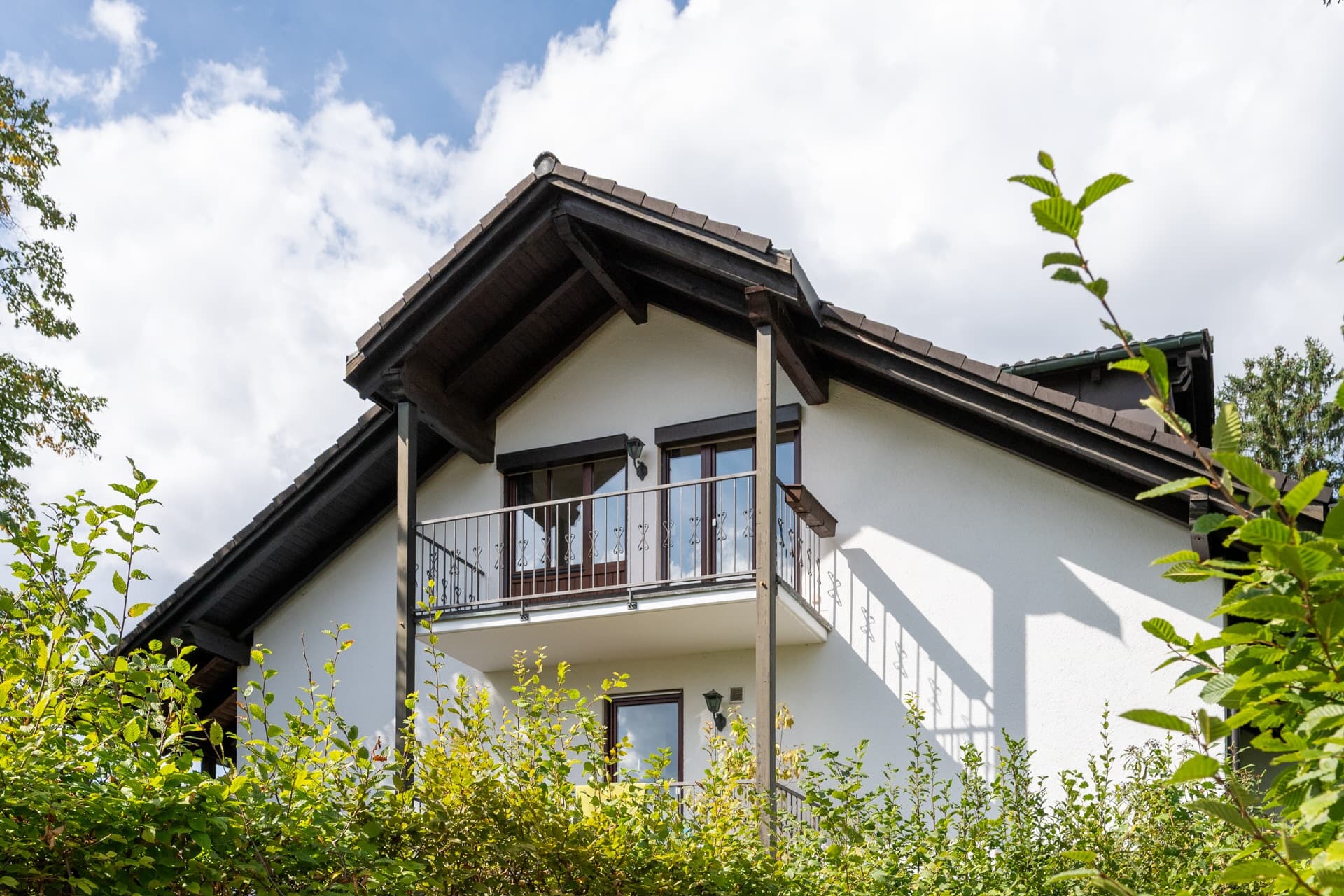 AIGNER - Helle 2-Zimmer Dachgeschosswohnung mit Ausblick in die grüne Umgebung Waldtruderings