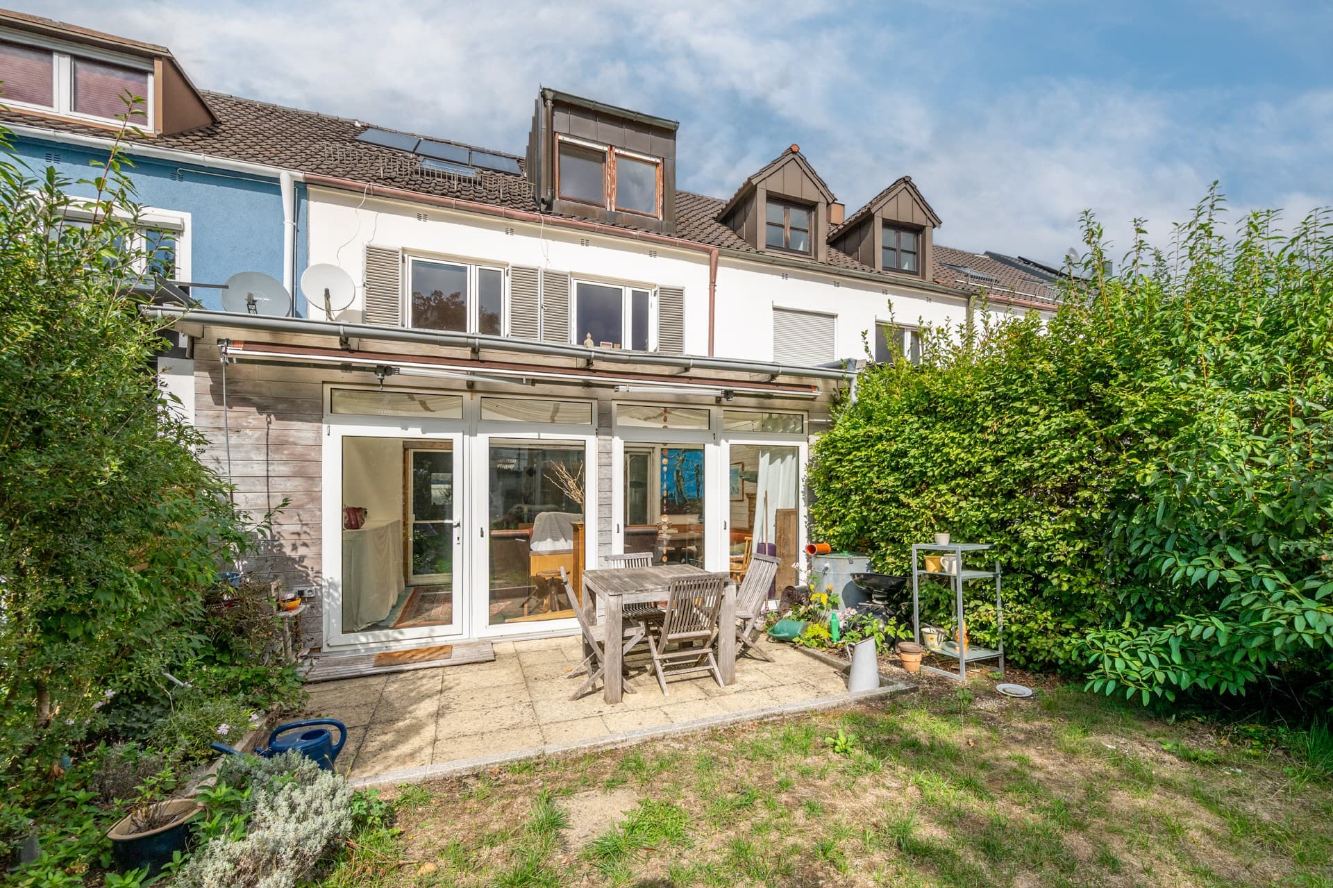 AIGNER - Familienfreundliches Reihenmittelhaus mit sonnigem Südgarten in idyllischer Lage zwischen zwei Seen