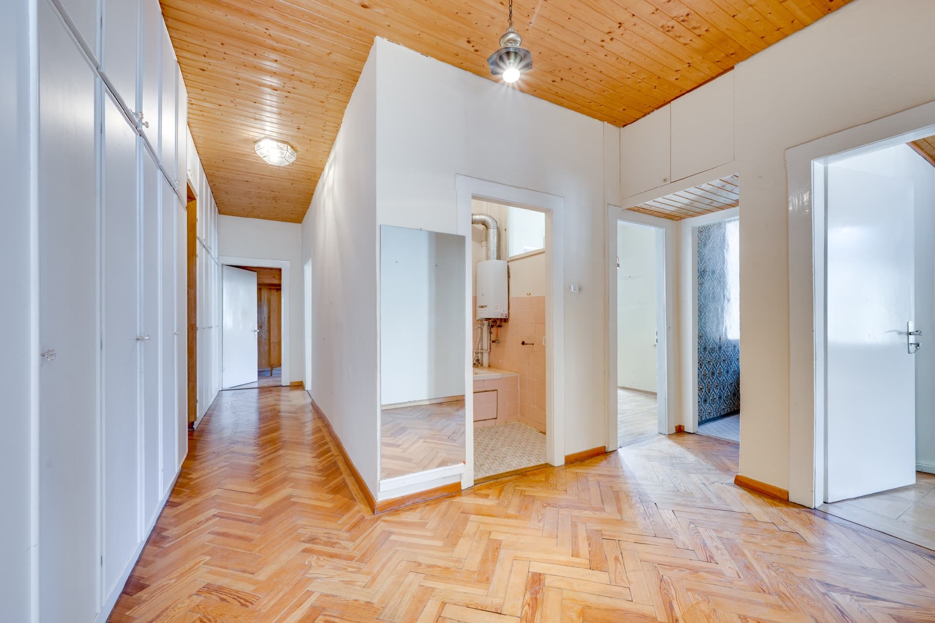 AIGNER - Renovierungsprojekt mit Altbaucharme: 3-Zimmerwohnung in Nymphenburg