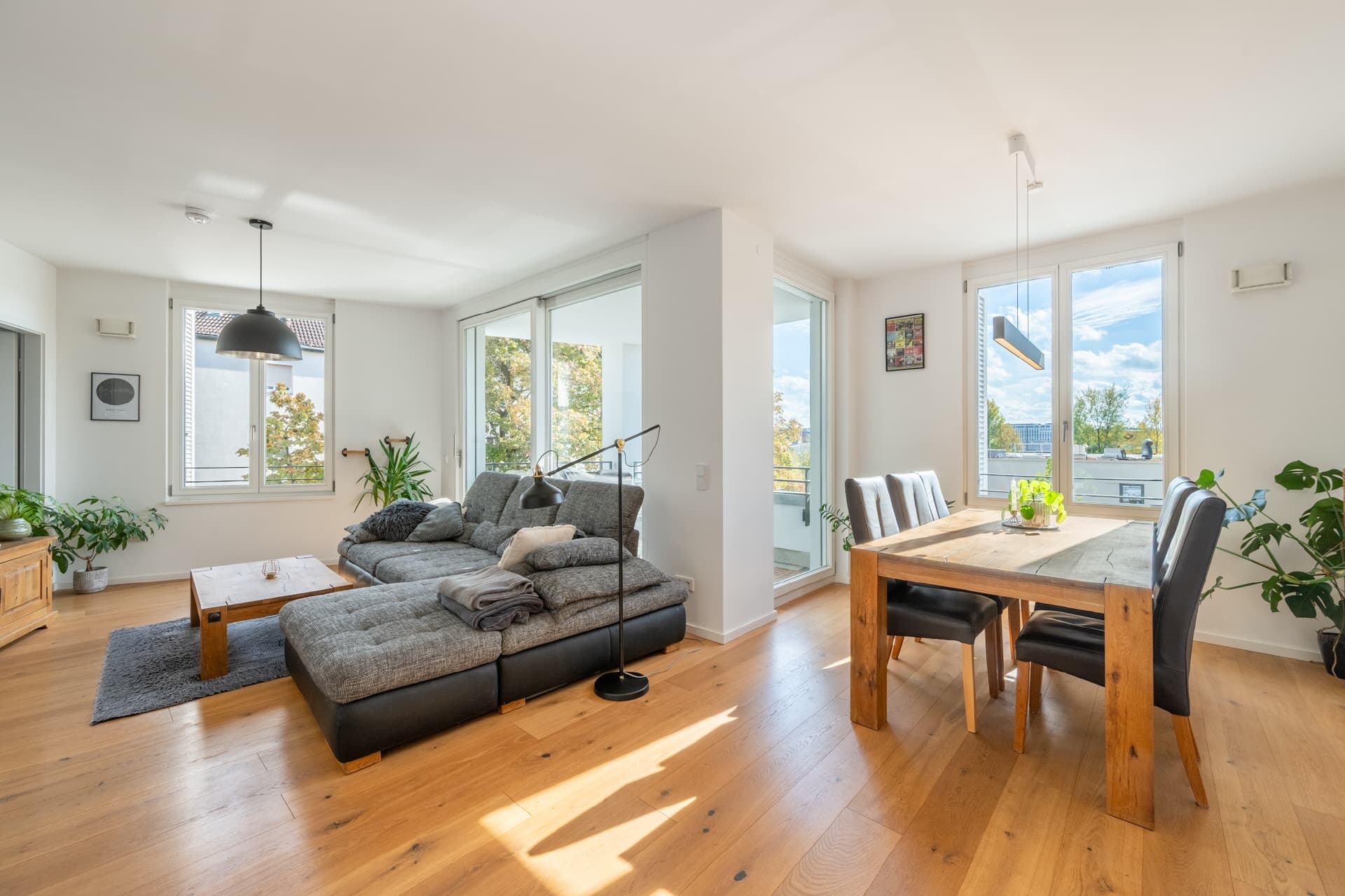 AIGNER - Neuwertige, ideal geschnittene Wohnung mit Süd-Loggia in Neuhausen