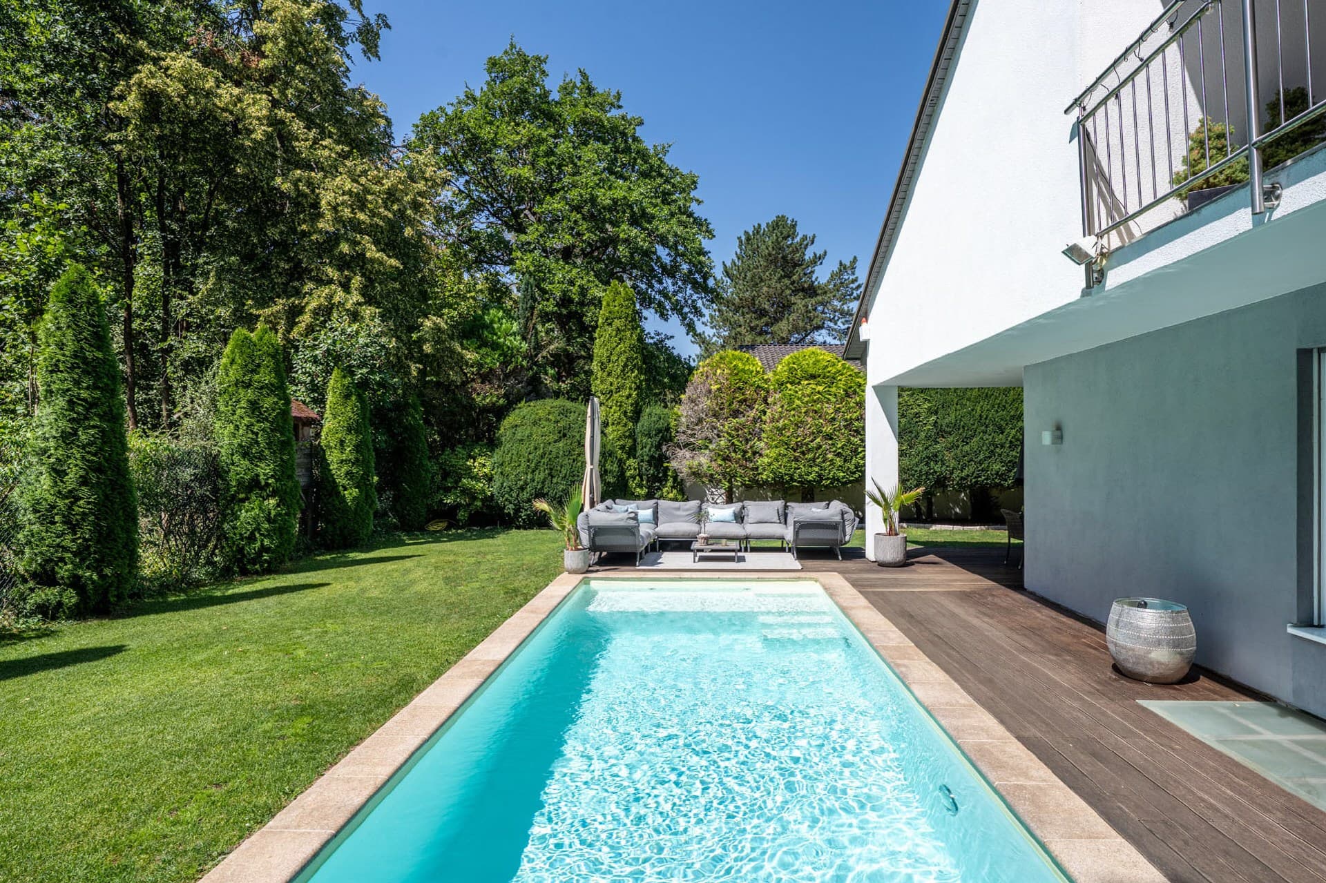 AIGNER - Modernes Einfamilienhaus mit Pool in ruhiger Lage von Krailling