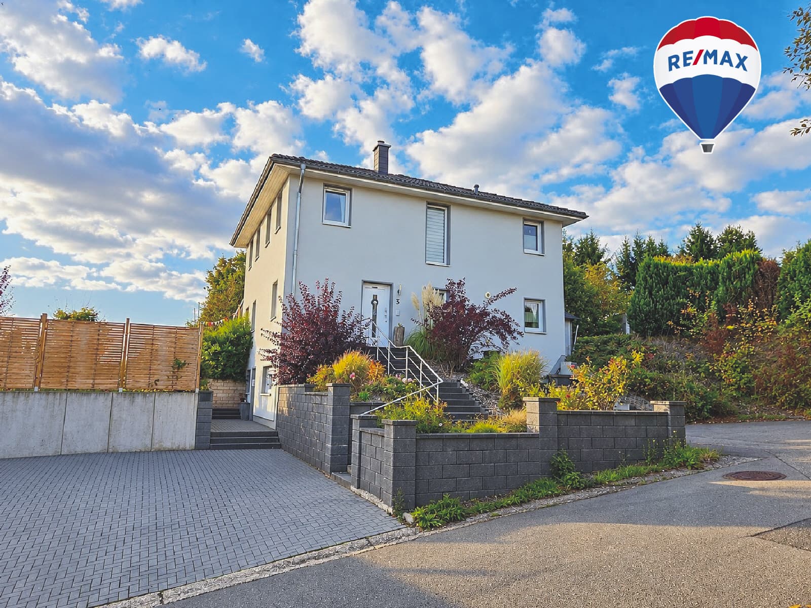 Freistehendes Einfamilienhaus mit viel Wohnfläche, Garten und großzügiger Terrasse in Oberlinxweiler