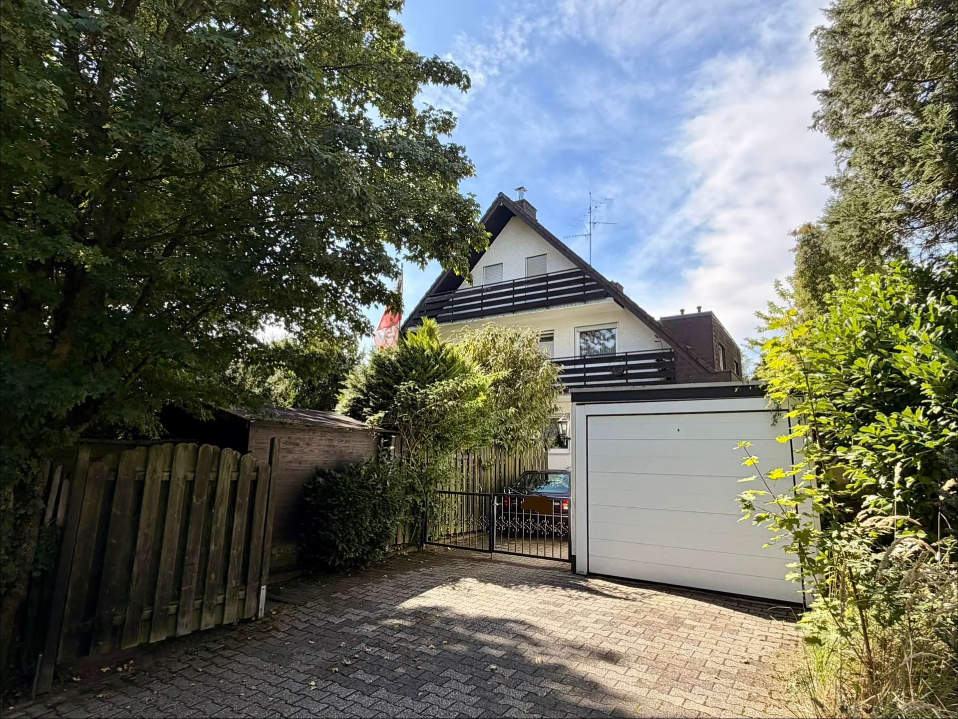 solide Doppelhaushälfte mit Garten und Garage in schöner Lage von Siegburg-Kaldauen.