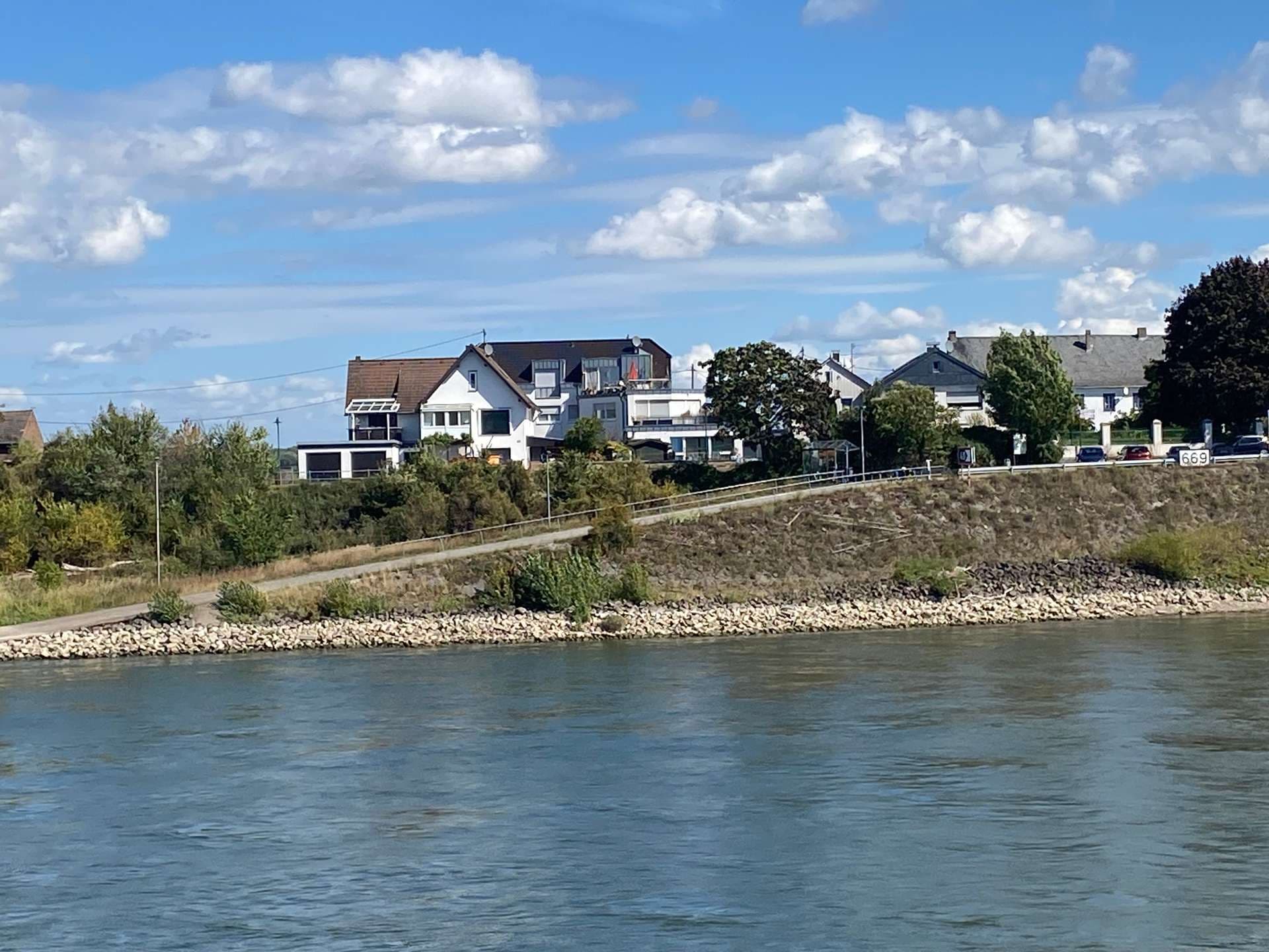 0% Käuferprovision: 3 exklusive Wohnungen direkt am Rhein in Niederkassel / bezugsfrei m. TG.