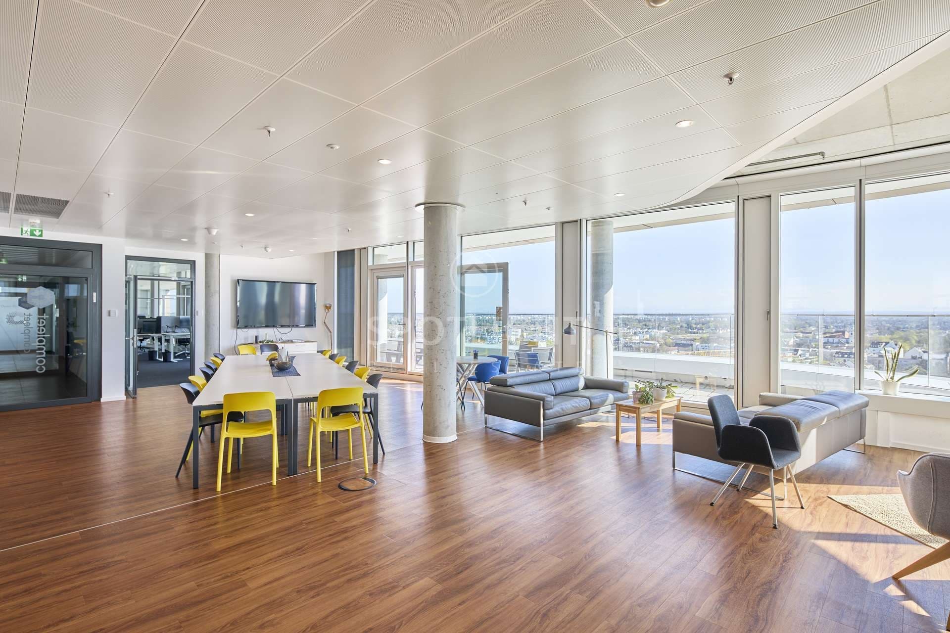 Arbeiten auf höchstem Niveau: Moderne Bürofläche mit Panorama-Dachterrasse