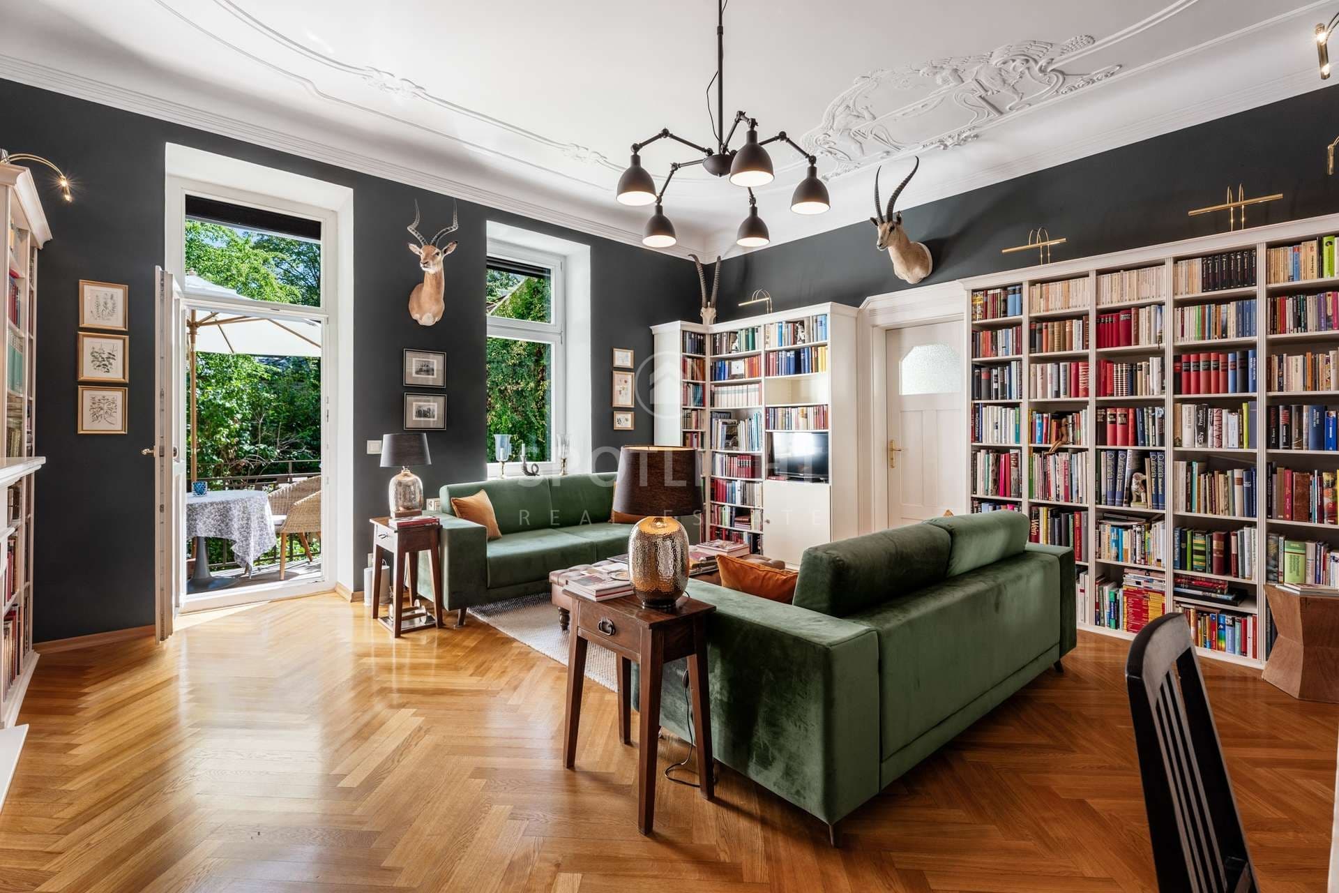 Maxvorstadt: Großzügige Hochparterre-Wohnung im stilvollen Altbau