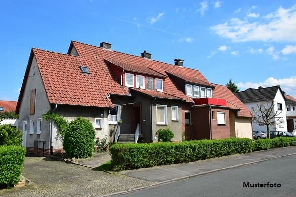 Reihenendhaus mit 2 Garagenstellplätzen und Balkon