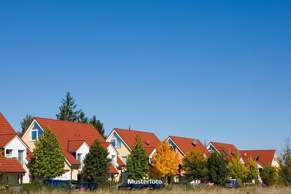 Beidseitig angeb. kleines Einfamilienhaus