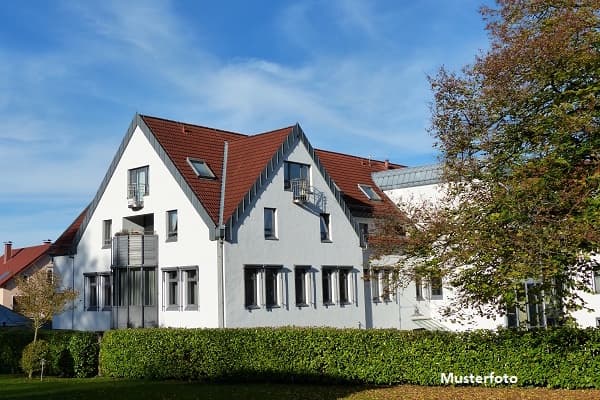 Vielseitiges Immobilienensemble aus zwei Wohnhäusern mit integrierten Garagen