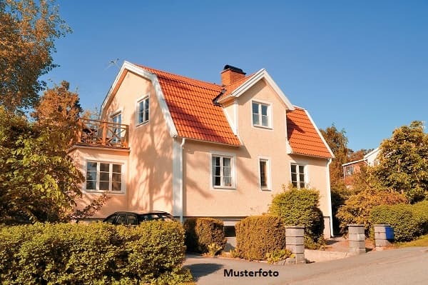 2-Familienhaus mit mehreren Garagen - provisionsfrei