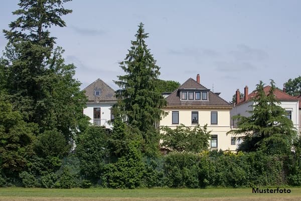 Fünffamilienhaus mit Freisitz im Garten und Garage