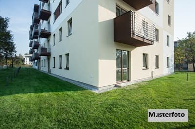 Kapitalanlage - Dreifamilienhaus nebst Doppelgarage und Carport