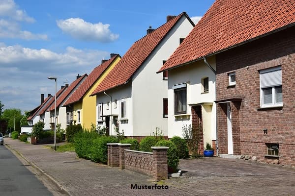 Dreifamilienhaus nebst Garage