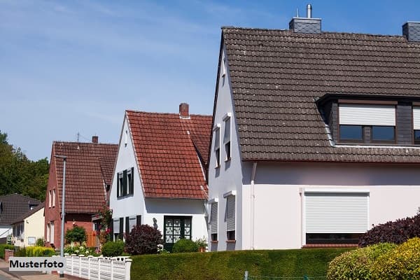 Wohnhaus mit Praxis und Wohnung im Nebenbau