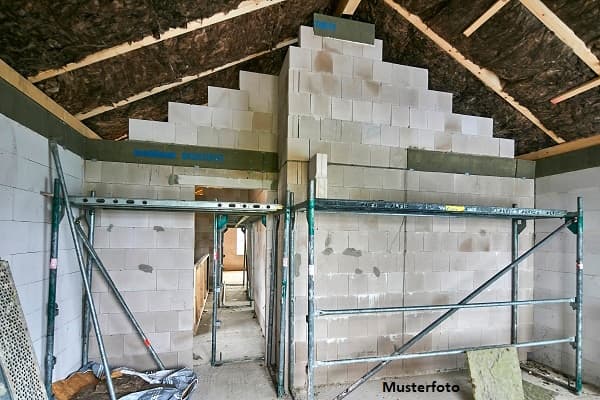 3 Grundstücke mit Reihenhaus-Rohbauten