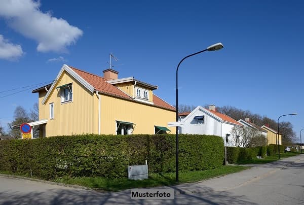 2-Familienhaus mit 2 Garagen im ruhigen Wohngebiet