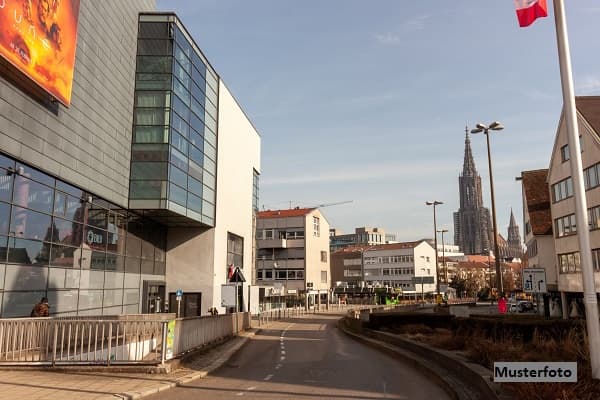 Wohn-/Geschäftshaus und 2-Familienhaus